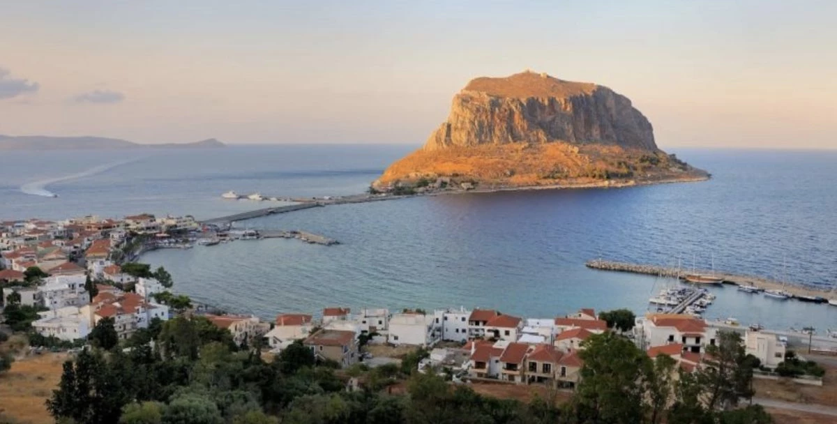 H Μονεμβασιά είναι το δεύτερο πιο παράξενο μέρος του κόσμου (Εικόνες-Βίντεο)